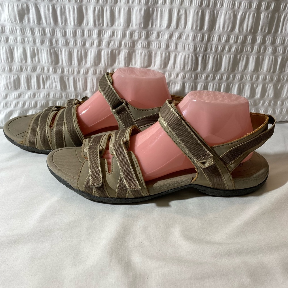 Size 11 Tan Earth Spirit Women's Zani Sandal. Good Condition Some Fraying.